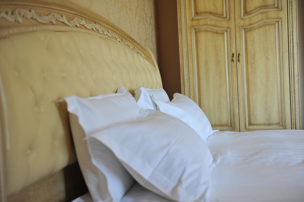 Park Hotel Stara Zagora Værelse billede Pillows on a bed